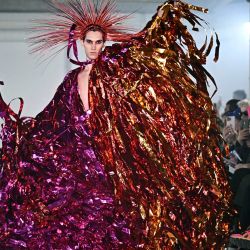 Una modelo presenta una creación de Germanier para la colección de prêt-à-porter femenino primavera-verano 2025 en el marco de la Semana de la Moda de París. | Foto:JULIEN DE ROSA / AFP