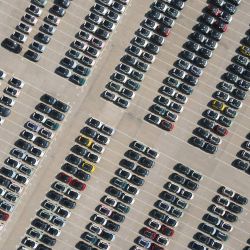  Vista aérea de vehículos de nueva energía de la empresa automotriz china Chery, en la ciudad de Wuhu, en la provincia de Anhui, en el este de China. En las últimas dos décadas la empresa automotriz china Chery, ha expandido su presencia a más de 80 países y regiones alrededor del mundo. Solo en la primera mitad de 2024, Chery vendió más de 1,1 millones de vehículos, logrando un notable incremento del 48,4 por ciento en comparación con el año anterior. | Foto:Xinhua/Zhou Mu