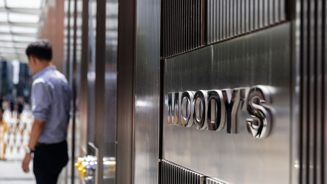 Moody's elogió la política económica de Milei pero advirtió sobre "importantes riesgos de default"