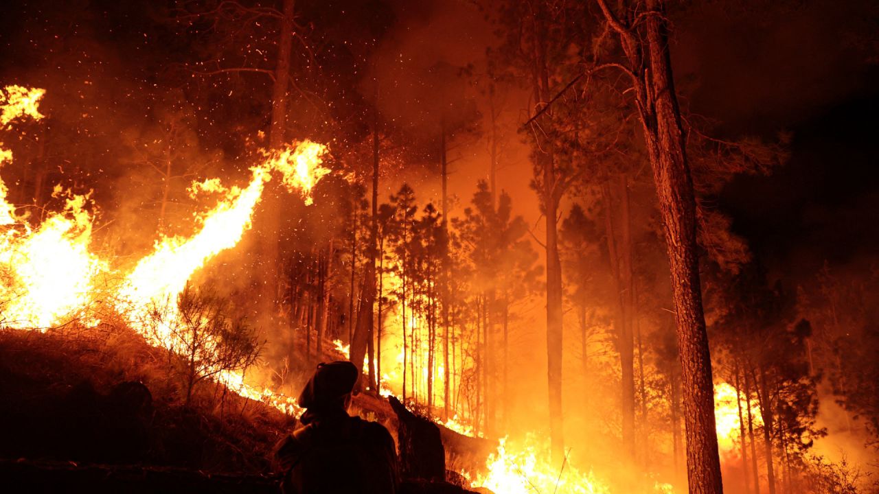 Personas intentan extinguir un incendio forestal en Intiyaco, provincia de Córdoba, Argentina. Los incendios forestales que asolan desde hace semanas la provincia argentina de Córdoba (centro de Argentina) se intensificaron con dos focos intensos que obligaron a la evacuación preventiva de los residentes en zonas rurales, informaron las autoridades provinciales. | Foto:STRINGER / AFP