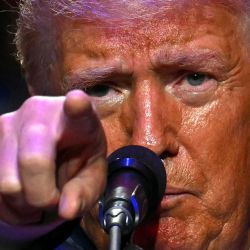 El expresidente estadounidense y candidato presidencial republicano Donald Trump hace un gesto mientras habla durante un mitin de campaña en el Ed Fry Arena en Indiana, Pensilvania. | Foto:JIM WATSON / AFP