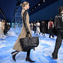 Modelos desfilan por la pasarela tras la presentación de la colección de prêt-à-porter femenina primavera-verano 2025 de Dior en el marco de la Semana de la Moda de París, en París. | Foto:Bertrand Guay / AFP