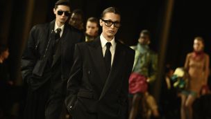 Paris Fashion Week: Saint Laurent invocó el espíritu del power dressing en su última colección.