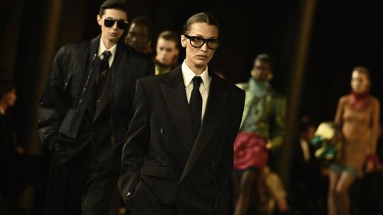 Paris Fashion Week: Saint Laurent invocó el espíritu del power dressing en su última colección