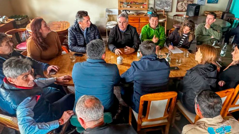 Martin Llaryora en la mesa de trabajo de los incendios