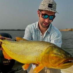 Despedimos el mes con un informe con muy buenas noticias. El pejerrey y los dorados siguen, pero en ascenso la variada en el mar y los surubíes. 
