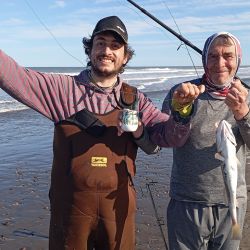 Despedimos el mes con un informe con muy buenas noticias. El pejerrey y los dorados siguen, pero en ascenso la variada en el mar y los surubíes. 