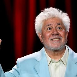 El director español Pedro Almodóvar sonríe después de recibir el Premio Donostia a la trayectoria en reconocimiento a su carrera, durante el 72º Festival Internacional de Cine de San Sebastián en la ciudad vasca del norte de España, San Sebastián. | Foto:ANDER GILLENEA / AFP