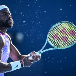 Frances Tiafoe de EE. UU. devuelve la pelota a Brandon Nakashima de EE. UU. durante su partido individual masculino en el torneo de tenis Japan Open en Tokio. | Foto:Yuichi Yamazaki / AFP