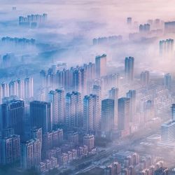 La fotografía aérea muestra una vista general de la luz del sol brillando a través de la niebla sobre los edificios residenciales en la mañana en Lianyungang, en la provincia oriental china de Jiangsu. | Foto:STRINGER / AFP