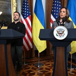 La vicepresidenta estadounidense y candidata presidencial demócrata Kamala Harris y el presidente de Ucrania, Volodymyr Zelensky, hablan con la prensa antes de una reunión privada, en la oficina ceremonial del vicepresidente en el edificio de la Oficina Ejecutiva de Eisenhower en el campus de la Casa Blanca en Washington, DC. | Foto:DREW ANGERER / AFP