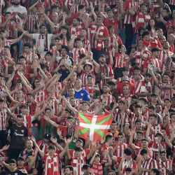 Los aficionados del Athletic Bilbao animan a su equipo antes del partido de fútbol de la Europa League entre la AS Roma y el Athletic Bilbao en el estadio Olímpico de Roma. | Foto:Filippo Monteforte / AFP
