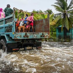 Los residentes de Guanimar se desplazan en un camión hacia zonas seguras tras el paso del huracán Helene por Guanimar, provincia de Artemisa, Cuba. | Foto:YAMIL LAGE / AFP