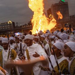 Miembros de un coro cantan y bailan frente a una hoguera durante las celebraciones de la festividad ortodoxa etíope de Meskel, en Adís Abeba. La celebración etíope de Meskel es una festividad religiosa anual de la iglesia ortodoxa etíope que conmemora el descubrimiento de la Vera Cruz en el siglo IV por la emperatriz romana Helena. | Foto:Michele Spatari / AFP
