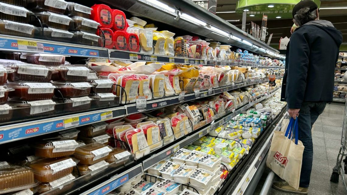 A man buys groceries at a supermarket in Buenos Aires on September 19, 2024. 