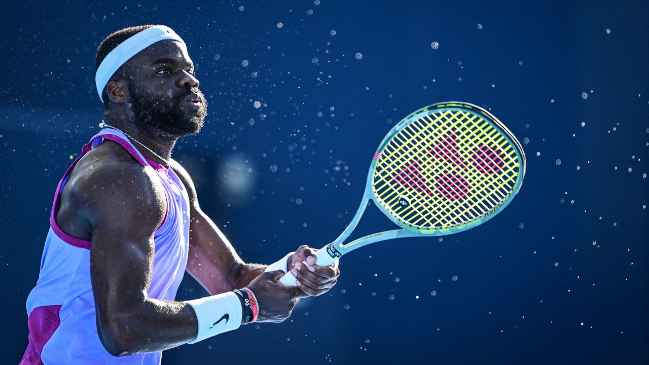 Frances Tiafoe de EE. UU. devuelve la pelota a Brandon Nakashima de EE. UU. durante su partido individual masculino en el torneo de tenis Japan Open en Tokio. | Foto:Yuichi Yamazaki / AFP