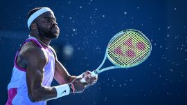 Frances Tiafoe de EE. UU. devuelve la pelota a Brandon Nakashima de EE. UU. durante su partido individual masculino en el torneo de tenis Japan Open en Tokio.