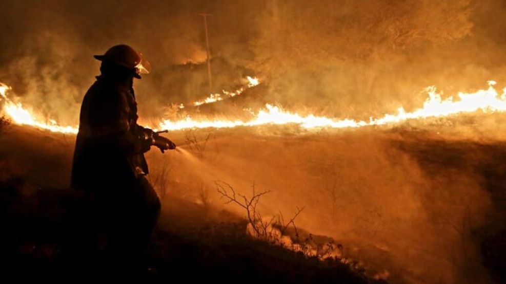 Bombero combatiendo el fuego