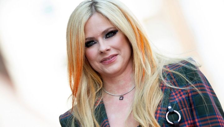 Avril Lavigne cumple 40 años y resurge la teoría conspirativa sobre su muerte: cuál es su origen