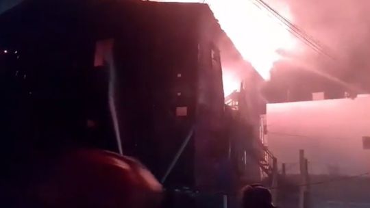 Incendio en un conventillo de La Boca: pérdidas totales, 17 intoxicados por humo y 50 evacuados