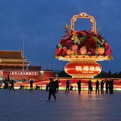 La gente se encuentra junto a una instalación en la Plaza de Tiananmen que conmemora el 75 aniversario de la República Popular China, en vísperas del Día Nacional en Beijing. Foto de ADEK BERRY / AFP | Foto:AFP