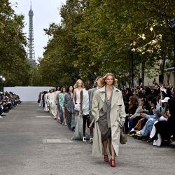 Las modelos presentan una creación de Stella McCartney para la colección de prêt-à-porter femenina primavera-verano 2025. Semana de la Moda de París. Foto JULIEN DE ROSA / AFP | Foto:AFP