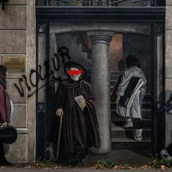 El famoso fresco lionés de CiteCreation con una etiqueta que representa al Abbé Pierre con la palabra "violador" al lado, en Lyon, en el centro-este de Francia. Foto de JEFF PACHOUD / AFP | Foto:AFP