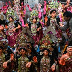 Un artesano trabaja en un ídolo de la deidad hindú 'Durga' en un taller antes del festival 'Durga Puja' en Chennai. Foto de R. Satish BABU / AFP | Foto:AFP