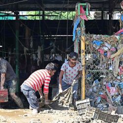 Los vendedores limpian el barro de un mercado de verduras en una zona afectada por las inundaciones tras las fuertes lluvias monzónicas en Katmandú. Foto de Prakash MATHEMA / AFP | Foto:AFP