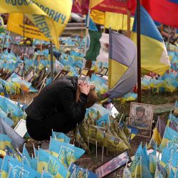 Una mujer llora en un monumento improvisado en memoria de los soldados ucranianos caídos en la Plaza de la Independencia de Kiev. Foto de Anatolii STEPANOV / AFP | Foto:AFP