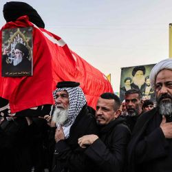 Los dolientes marchan con un ataúd simbólico durante un servicio conmemorativo por Hassan Nasrallah. Foto de AHMAD AL-RUBAYE / AFP | Foto:AFP