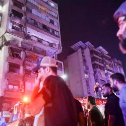 La gente se reúne en el exterior de un edificio de apartamentos que fue alcanzado por un ataque aéreo israelí en el distrito Cola de Beirut. Foto de Fadel ITANI / AFP | Foto:AFP