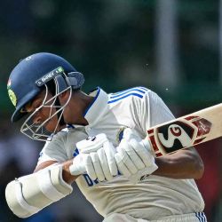 Yashasvi Jaiswal de India evita un portero durante el cuarto día del segundo partido de cricket de prueba entre India y Bangladesh. Foto de Money SHARMA / AFP | Foto:AFP
