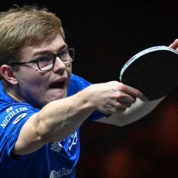 El francés Alexis Lebrun devuelve la pelota durante su partido individual de tenis de mesa masculino. Torneo China Smash Table Tennis. Foto de WANG Zhao / AFP | Foto:AFP