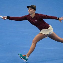 La argentina Nadia Podoroska devuelve el balón a la china Zheng Qinwen durante su partido individual femenino en el torneo de tenis China Open en Beijing. Foto de Jade Gao / AFP | Foto:AFP