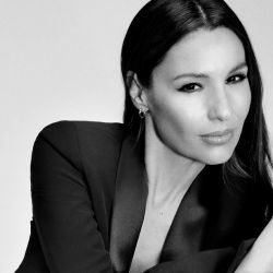 Pampita look total black