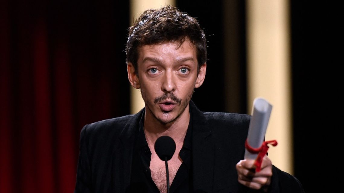 Actor Nahuel Pérez Biscayart delivers a speech after receiving the 'Horizontes' award to the best Latin American film for 'El jockey' during the 72nd San Sebastian Film Festival closing ceremony in the northern Spanish Basque city of San Sebastiàn on September 28, 2024. 