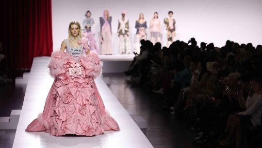 Los colores tendencia en primavera-verano 2025 que llevan las mujeres de cualquier edad