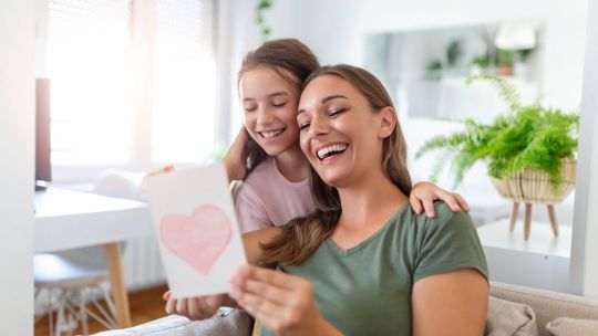 Día de la Madre: por qué se celebra en octubre y cómo agasajar a mamá