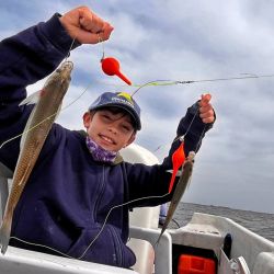 Con calidad y cantidad, Alsina rinde pescarla con mojarra viva, sin descartar, con mucho viento, el filet de pejerrey coloreado de rojo. 