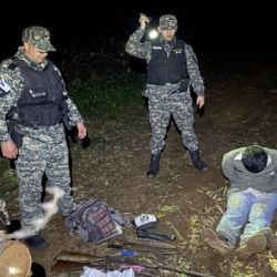 Los dos sujetos fueron detenidos en un campamento clandestino de caza que fue desmantelado.
