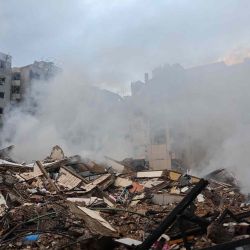 Un hombre camina sobre los escombros de un edificio en el lugar donde se produjo un ataque aéreo israelí nocturno en el barrio de Laylaki. Foto de ANWAR AMRO / AFP | Foto:AFP