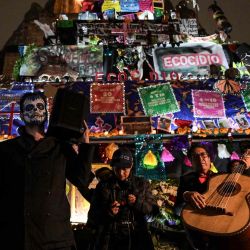 Una empleada judicial vestida de 'Catrina' asiste a una protesta en el monumento a la Revolución en la Ciudad de México. Foto de Yuri CORTEZ / AFP | Foto:AFP
