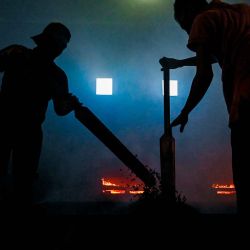 Un trabajador tuesta granos de café robusta utilizando métodos tradicionales de Aceh en Krueng Baroja Jaya. Foto de CHAIDEER MAHYUDDIN / AFP  | Foto:AFP