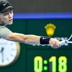 Jannik Sinner de Italia le sirve a Bu Yunchaokete de China, en el torneo de tenis China Open en Beijing. Foto de WANG Zhao / AFP | Foto:AFP