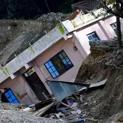 Unas mujeres observan un edificio dañado, por las fuertes lluvias en una aldea afectada por un deslizamiento de tierra en el distrito de Lalitpur. Foto de Prakash MATHEMA / AFP | Foto:AFP