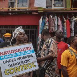 Una mujer muestra un cartel durante una manifestación contra el gobierno en Lagos. Foto de OLYMPIA DE MAISMONT / AFP  | Foto:AFP