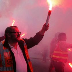 Los manifestantes ondean bengalas rojas mientras participan en una protesta convocada por el sindicato CGT, en París. Foto de Dimitar DILKOFF / AFP | Foto:AFP