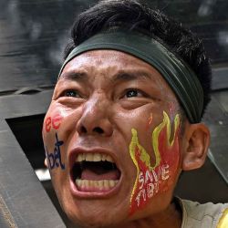 Un manifestante tibetano grita consignas desde un vehículo policial tras ser detenido cerca de la embajada china. Foto de Sajjad HUSSAIN / AFP | Foto:AFP