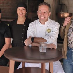 Sus principales colaboradoras son mujeres que lo acompañan en su proyecto que también incluyen una hostería. 